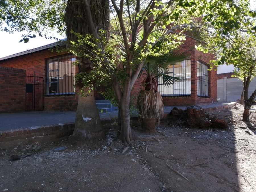 To Let 4 Bedroom Property for Rent in Heuwelsig Free State